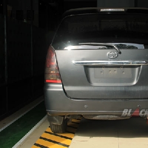 Tampak belakang Toyota Innova