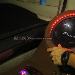 Memasang cover atauboks subwoofer