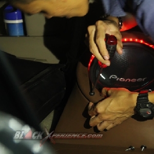 Mengencangkan sekrup boks subwoofer