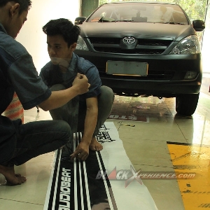 Perlu hati-hati dalam proses cutting pada sticker 