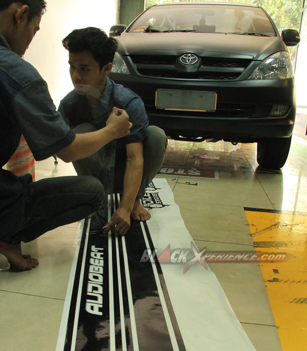 Perlu hati-hati dalam proses cutting pada sticker 