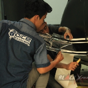 Menempelkan sticker dan stripes pada sis samping mobil