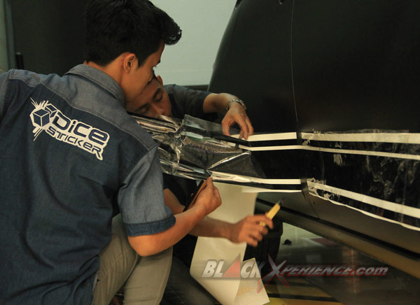 Menempelkan sticker dan stripes pada sis samping mobil