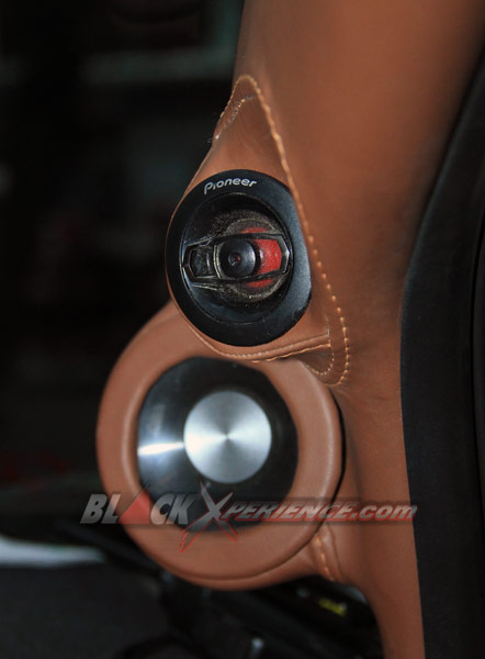 Pilar A terdapat 2-way Pioneer Kevlar 1720