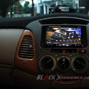 Head unit Pioneer AVH-X8550BT terpasang apik pada sisi dashboard-nya