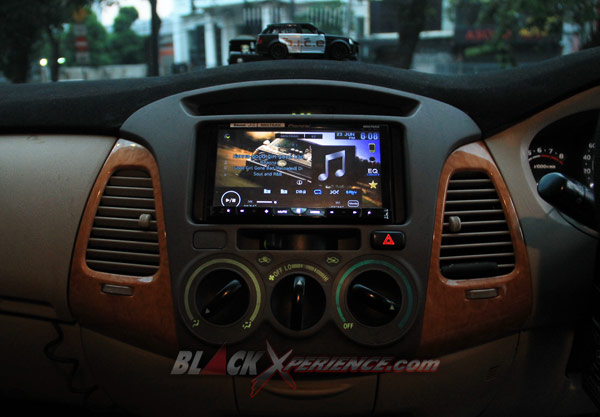 Head unit Pioneer AVH-X8550BT terpasang apik pada sisi dashboard-nya