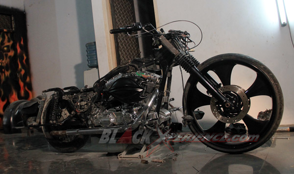 Harley-Davidson Road King cafe bagger sebelum perakitan