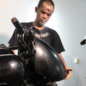 Memastikan fairing headlamp Bob Dron terpasang baik