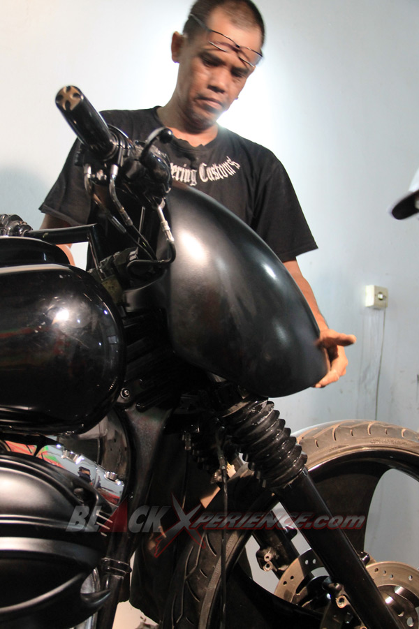 Memastikan fairing headlamp Bob Dron terpasang baik