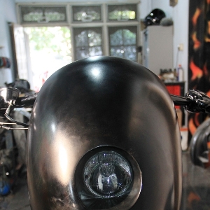 Tampak depan fairing headlamp Bob Dron style