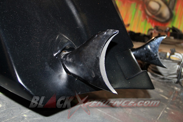 Knalpot custom menyeruak diantara sisi bawah saddle bag