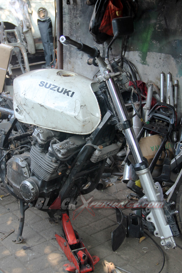 Suspensi bawaan motor Suzuki GSX750 Police