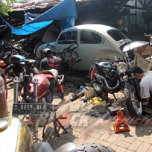 Sibuk dengan pekerjaan asing-masing