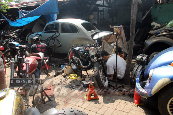 Sibuk dengan pekerjaan asing-masing