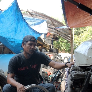 Donny, builder Hantu Laut sedang menjelaskan rencana dan konsep modifikasi Suzuki GSX750 Police