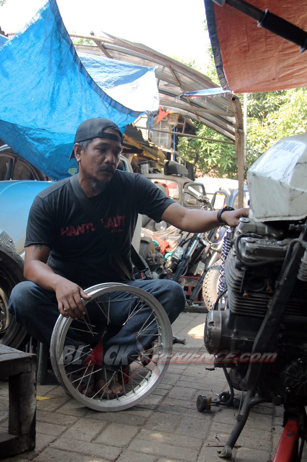 Donny, builder Hantu Laut sedang menjelaskan rencana dan konsep modifikasi Suzuki GSX750 Police