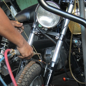 Aktivitas Donny saat mengerjakan motor modifikasi yang lain