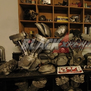 Sejumlah koleksi mesin di bengkel KickAss Choppers