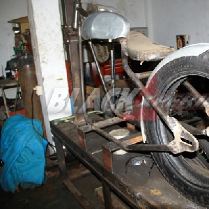 Tampak samping kiri rangka rigid bobber Moto Guzzi V7 II Racer