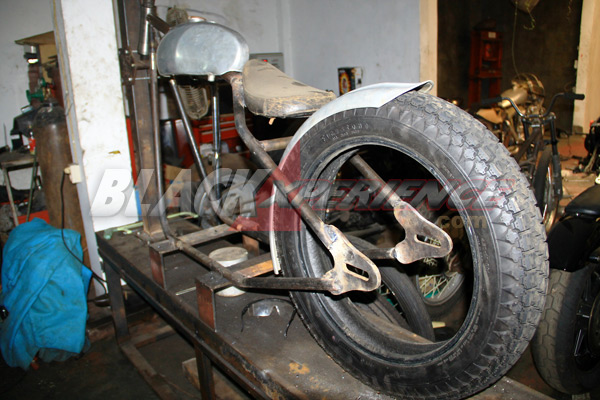 Tampak samping kiri rangka rigid bobber Moto Guzzi V7 II Racer