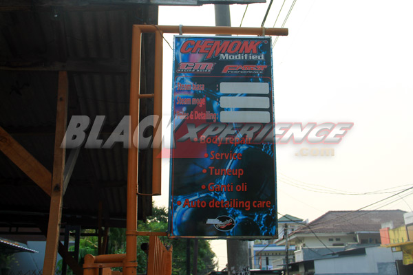 Plang bengkel Chemonk Modified di jalan Assirot, Kebayoran Lama