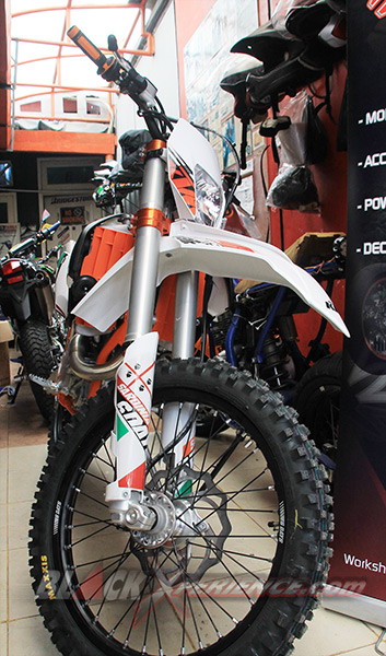 Ditangan Caos Custom Bike Yamaha Scorpio Berubah Jadi Supermoto