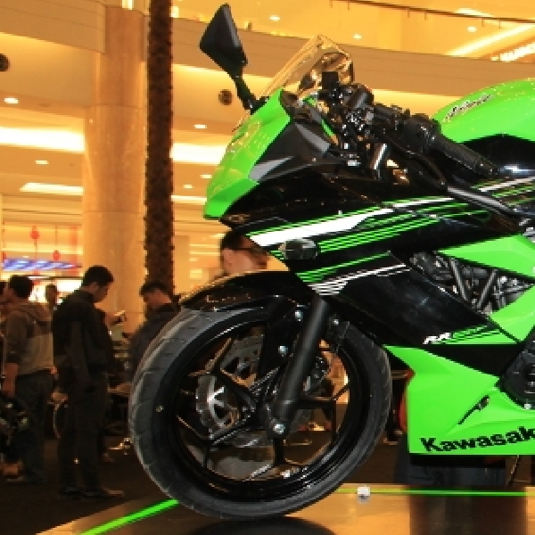 Calon Konsumen Antri Kawasaki Ninja 250 RR Mono