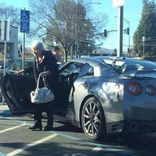 Nenek ini Kendarai Nissan GT-R Untuk Belanja