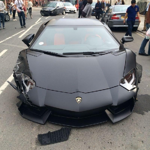 Terlibat Kecelakaan, Kedua Fender Lamborghini Aventador Doff Rusak