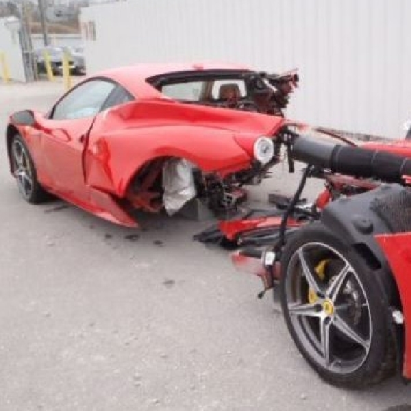 Akibat Kecelakaan Ferrari Ini Terbelah Dua