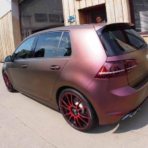 VW Golf 7 R berkilau terbungkus kelir berry matte