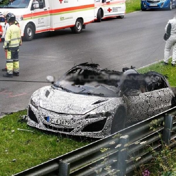 Prototype Acura NSX terbakar saat test di Nurburgring