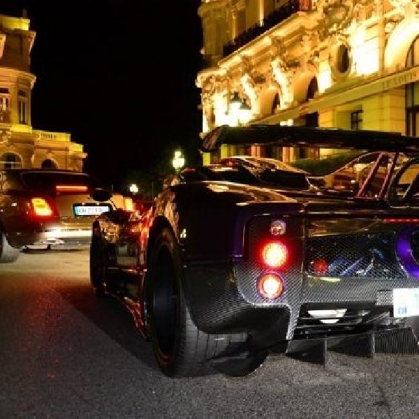 Ketika Hamilton bergaya kendarai Pagani Zonda 760 LH di Monaco