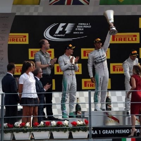 Hamilton sukses asapi Rosberg