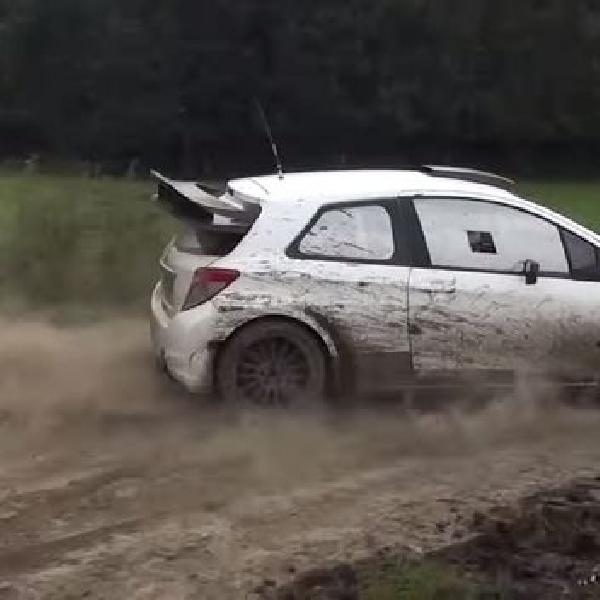 Toyota Yaris digeber di arena Rally
