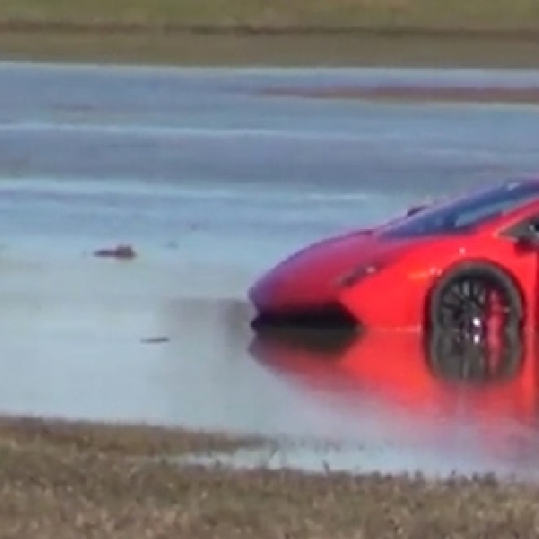 Driver Hilang Kendali, Lamborghini Gallardo 2.000 Hp Tergelincir ke Danau