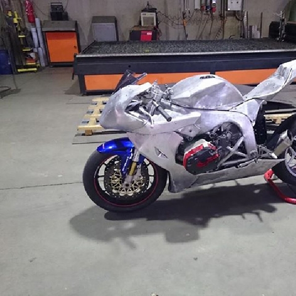 Modifikasi BMW S1000RR Frankenstein, Bodi Aluminium Pakai Mesin Boxer