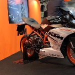 KTM Duke 250 Pakai Mesin Super Ringan