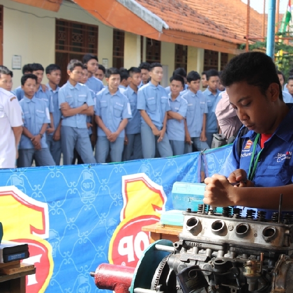 Oli Top 1 Ramaikan Lomba Kompetensi Siswa Otomotif di Tangerang