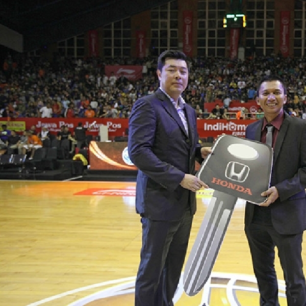 Honda Serahkan 1 Unit Mobilio Kepada Pemenang MVP NBL 2015