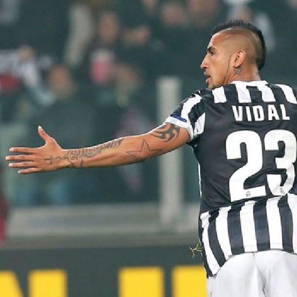 Tragis, Supercar Arturo Vidal Ringsek Parah