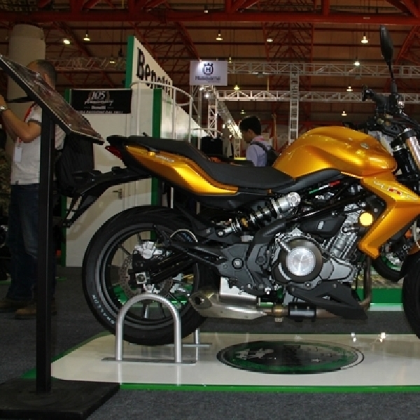 Benelli TNT 250 Saingi Yamaha MT25