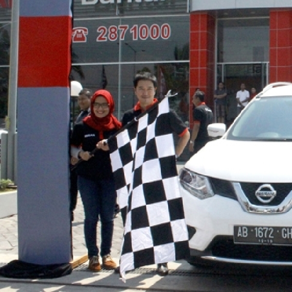 Nissan Tantang Parkir Tanpa Melihat Spion