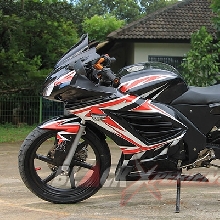 Tampak samping Bajaj Pulsar berbodi Kawasaki ZX6