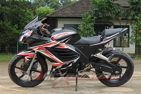 Tampak samping Bajaj Pulsar berbodi Kawasaki ZX6