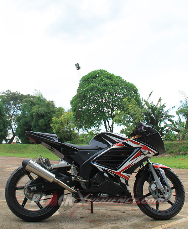 Sisi samping Bajaj Pulsar 