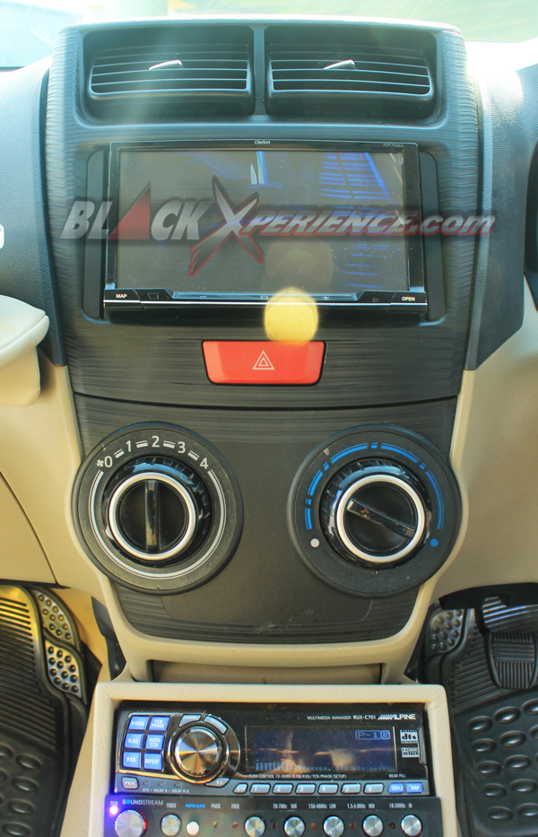 Head unit Clarion NX702A