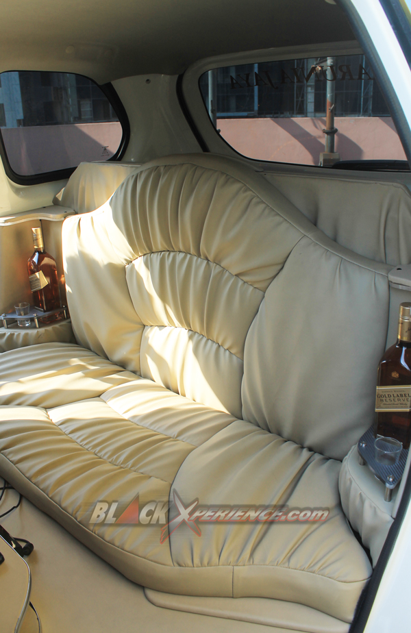 Jok sofa berikut minibar