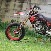 Sisi samping Kawasaki KLX150 Supermoto Caos Custom Bike
