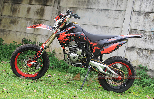Sisi samping Kawasaki KLX150 Supermoto Caos Custom Bike